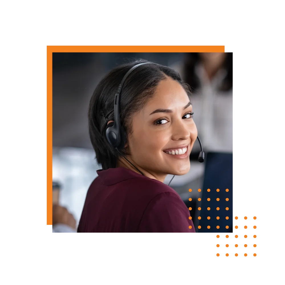 Call center agent smiling while delivering an answering service for hospitals, emphasizing a supportive environment